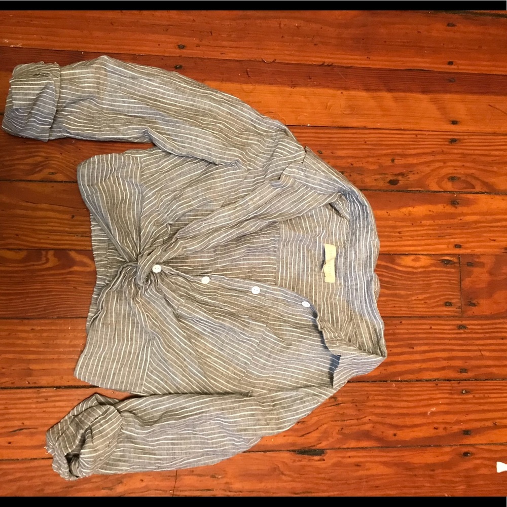 Grey twist front cropped blouse.